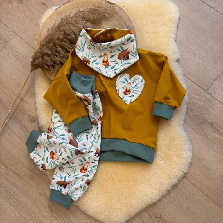 Handgenähtes Baby-Outfit in Senfgelb